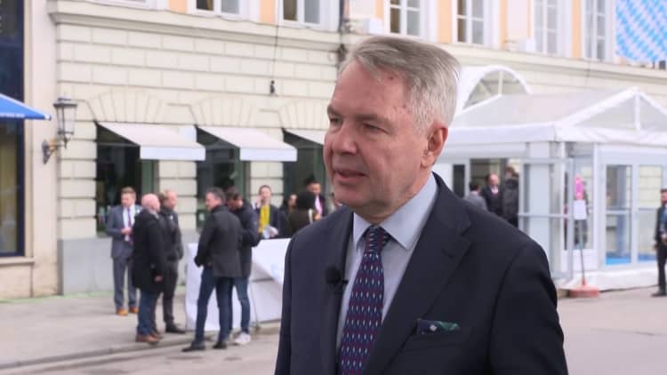 El ministro de Relaciones Exteriores de Finlandia dice que espera una votación sobre la membresía de la OTAN a principios de marzo.