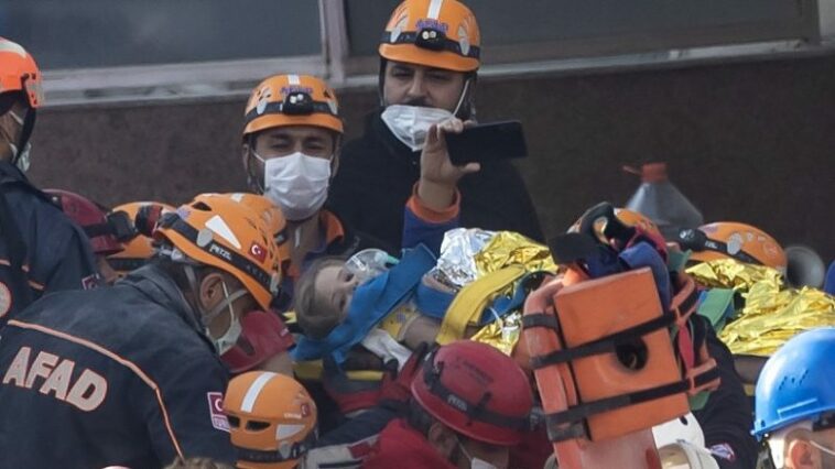 Grecia, Albania y Kosovo envían equipos de rescate a Turquía sacudida por terremoto