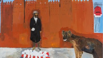 Pintura de un hombre vendiendo bolas de nieve en la acera frente a edificios naranjas, mientras una hiena entra en escena