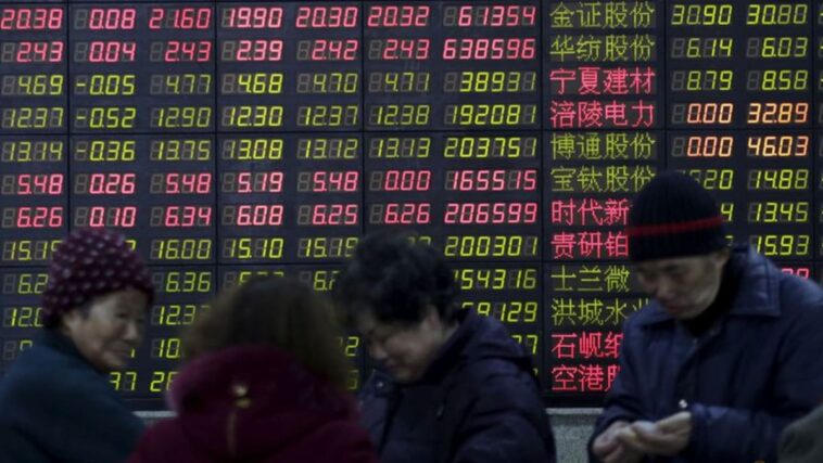 Inversores chinos pasan de bonos a acciones por esperanzas de recuperación: informe de fondos
