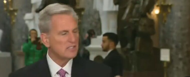 Kevin McCarthy afirma que los demócratas le dicen que él dirige la Cámara mejor que Pelosi