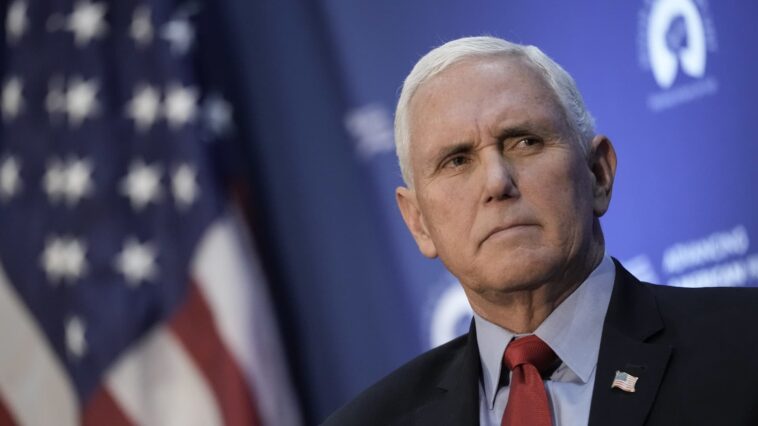 La búsqueda de la casa del vicepresidente de Trump, Mike Pence, revela un documento clasificado