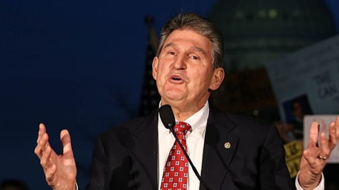 La organización de la esposa de Joe Manchin recibió $ 200 millones de Omnibus Bill