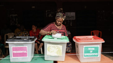 La votación comienza tarde en partes de Nigeria en elecciones presidenciales clave