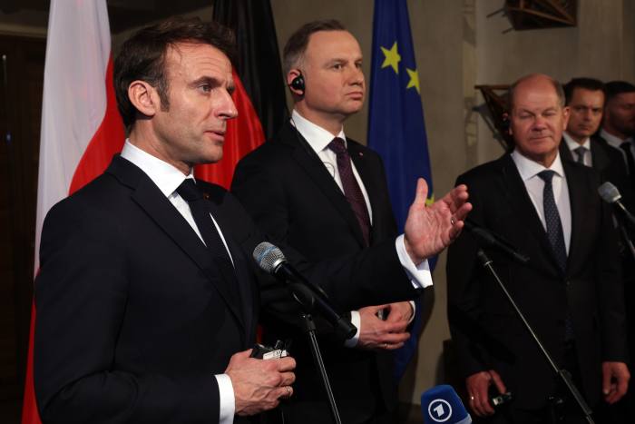 De izquierda a derecha: el presidente francés Emanuel Macron, el presidente polaco Andrzej Duda y el canciller alemán Olaf Scholz se dirigen a los medios de comunicación en su reunión bilateral en la Conferencia de Seguridad de Múnich de 2023