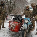 Soldados ucranianos en Krasnohorivka el miércoles, en el este de Ucrania.