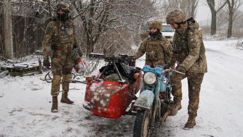 Soldados ucranianos en Krasnohorivka el miércoles, en el este de Ucrania.