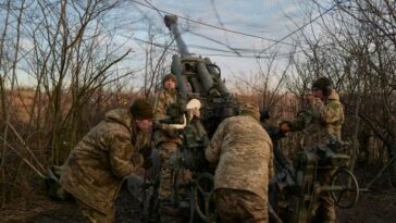Una brigada de artillería ucraniana opera un cañón Howitzer M777 de fabricación estadounidense en la ciudad de Bakhmut, en el este de Ucrania, el 29 de diciembre de 2022.