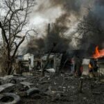 Los garajes se incendian después del ataque con misiles el 2 de febrero de 2023 en Kramatorsk, Ucrania.