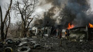 Los garajes se incendian después del ataque con misiles el 2 de febrero de 2023 en Kramatorsk, Ucrania.