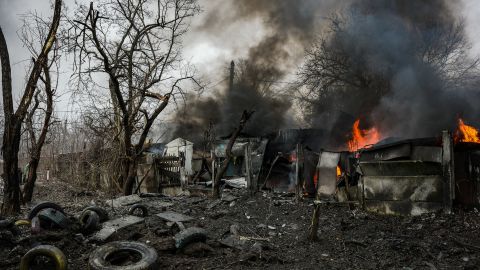 Los garajes se incendian después del ataque con misiles el 2 de febrero de 2023 en Kramatorsk, Ucrania.