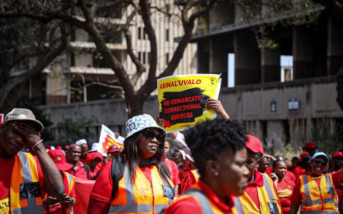 Los sindicatos de servicios públicos difieren en la lucha por los salarios