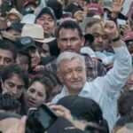 Miles protestan en México contra recortes al organismo de control electoral