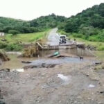 Residentes de Coffee Bay atrapados mientras las fuertes lluvias arrastran las carreteras de acceso