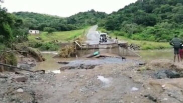 Residentes de Coffee Bay atrapados mientras las fuertes lluvias arrastran las carreteras de acceso