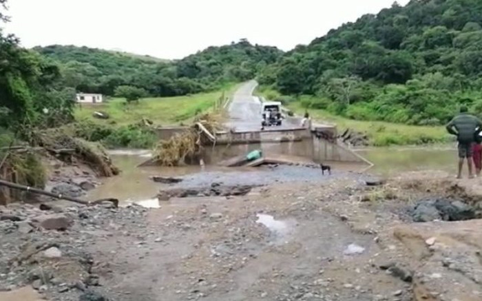 Residentes de Coffee Bay atrapados mientras las fuertes lluvias arrastran las carreteras de acceso