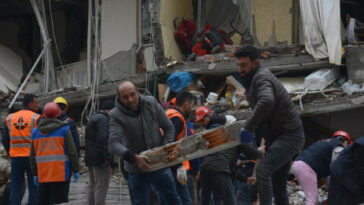 Rescatistas y voluntarios realizan operaciones de búsqueda y rescate entre los escombros de un edificio derrumbado, en Diyarbakir el 6 de febrero de 2023, después de que un terremoto de magnitud 7,8 azotara el sureste del país.  Imagen: AFP.