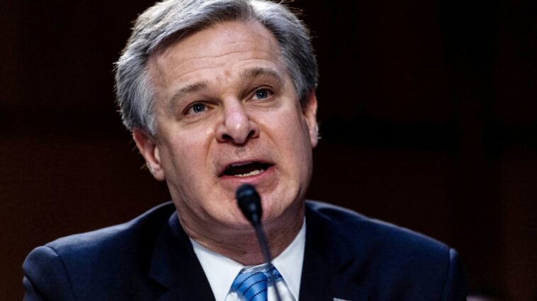 Trump y Wray pueden ser depuestos en demandas de Strzok y Page, dice juez