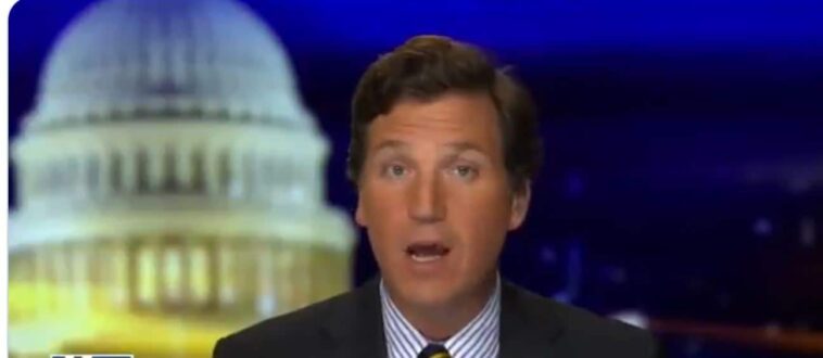 Tucker Carlson parece completamente aterrorizado de Trump