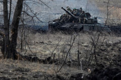 Miembros del servicio ucraniano viajan sobre un tanque cerca de Bakhmut, Ucrania, el 4 de marzo.