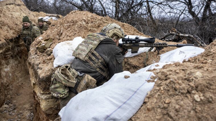 Un francotirador ucraniano mira hacia una posición rusa desde una trinchera de primera línea en las afueras de Bakhmut, Ucrania, el 5 de marzo.