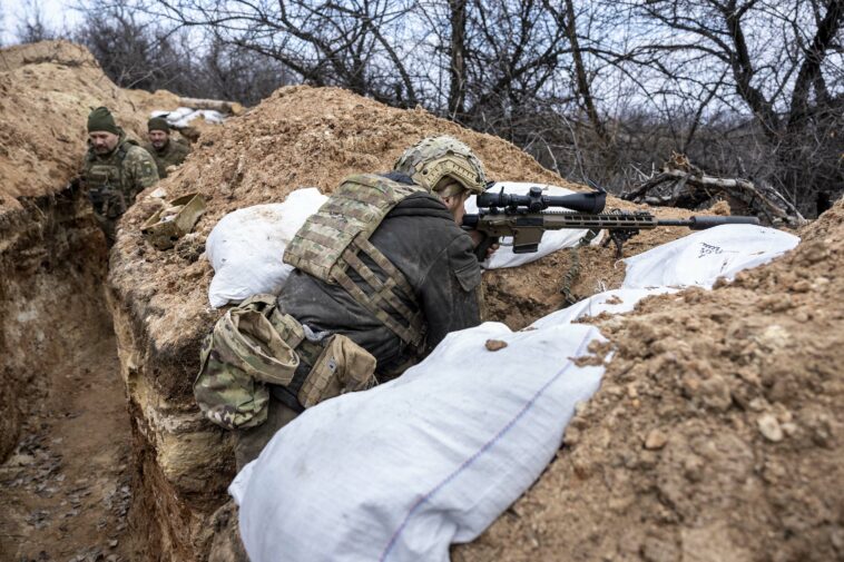 Un francotirador ucraniano mira hacia una posición rusa desde una trinchera de primera línea en las afueras de Bakhmut, Ucrania, el 5 de marzo.