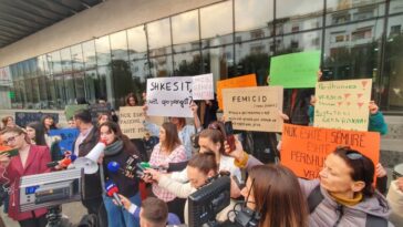 Albaneses protestan por triple feminicidio de violador y asesino convicto