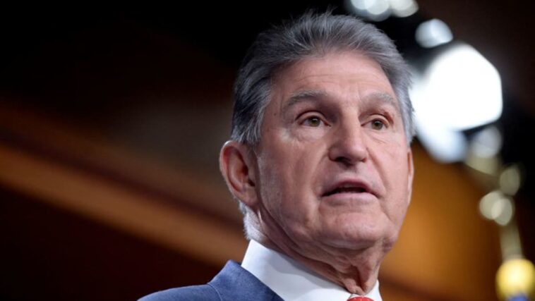 CERAWEEK-El senador estadounidense Joe Manchin critica el acuerdo de baterías de Ford con CATL de China