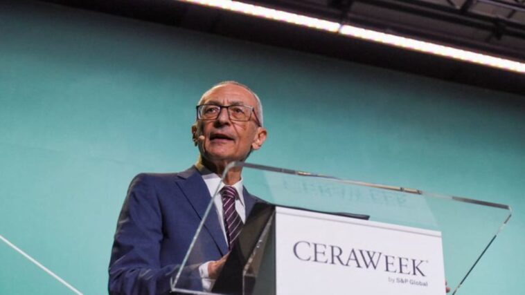 CERAWEEK-No permita que China controle la cadena de suministro de energía limpia, advierten funcionarios estadounidenses