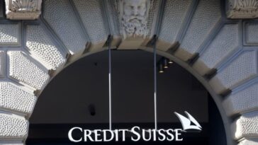 Credit Suisse se reúne para sopesar opciones, bajo presión para fusionarse con UBS
