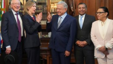 El presidente de México, Andrés Manuel López Obrador, la asesora de seguridad nacional de EE. UU., Elizabeth Sherwood-Randall, el embajador de EE. UU. en México, Ken Salazar, y la secretaria de seguridad y protección ciudadana de México, Rosa Icela Rodríguez, durante una reunión en el Palacio Nacional de la Ciudad de México.