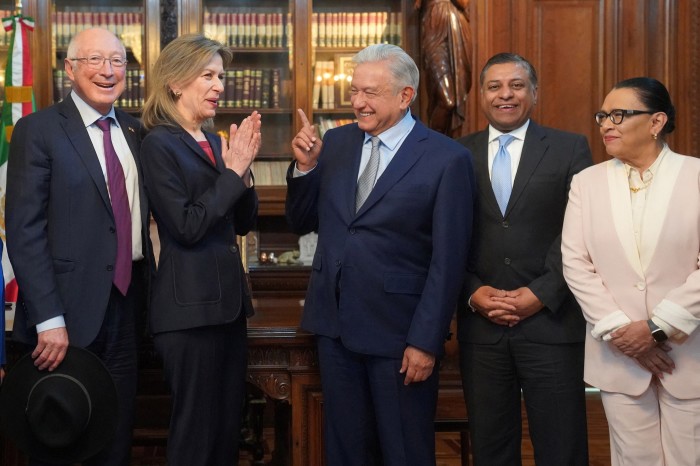 El presidente de México, Andrés Manuel López Obrador, la asesora de seguridad nacional de EE. UU., Elizabeth Sherwood-Randall, el embajador de EE. UU. en México, Ken Salazar, y la secretaria de seguridad y protección ciudadana de México, Rosa Icela Rodríguez, durante una reunión en el Palacio Nacional de la Ciudad de México.