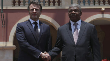 El francés Macron continúa su gira africana con escala en Brazzavile antes de Kinshasa