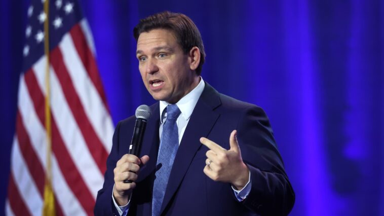 El gobernador DeSantis critica al fiscal de distrito Bragg de Manhattan por posibles cargos contra Trump