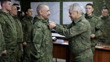 El ministro de Defensa de Rusia, Sergei Shoigu, hace una visita inusual a las tropas de primera línea |  CNN