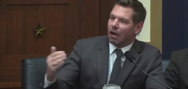 El representante Eric Swalwell destruye a Matt Gaetz por traer a un asesino acusado a la casa