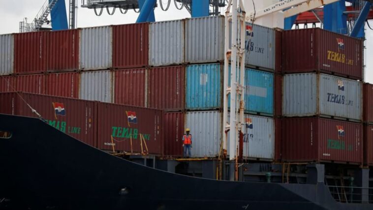 El superávit comercial de febrero de Indonesia se reduce a medida que aumentan las importaciones para el Ramadán - Reuters Encuesta