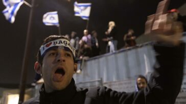 Enojadas protestas y huelgas paralizan a Israel mientras Netanyahu se resiste a pausar reformas judiciales ampliamente odiadas