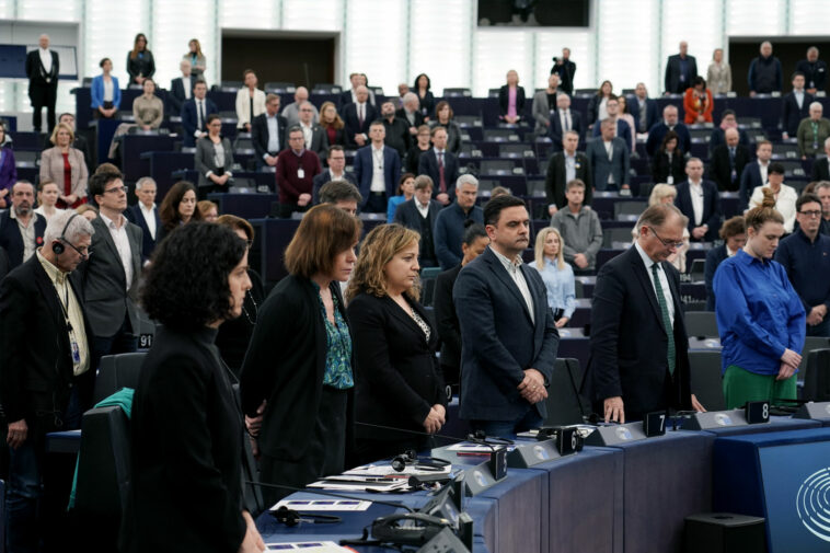 Inauguración: los eurodiputados guardan un minuto de silencio por las vidas perdidas en el mar y en un accidente de tren |  Noticias |  Parlamento Europeo