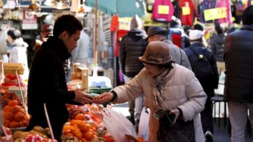 Inflación al consumidor de febrero en Japón se desaceleraría considerablemente por subsidios - Reuters Encuesta