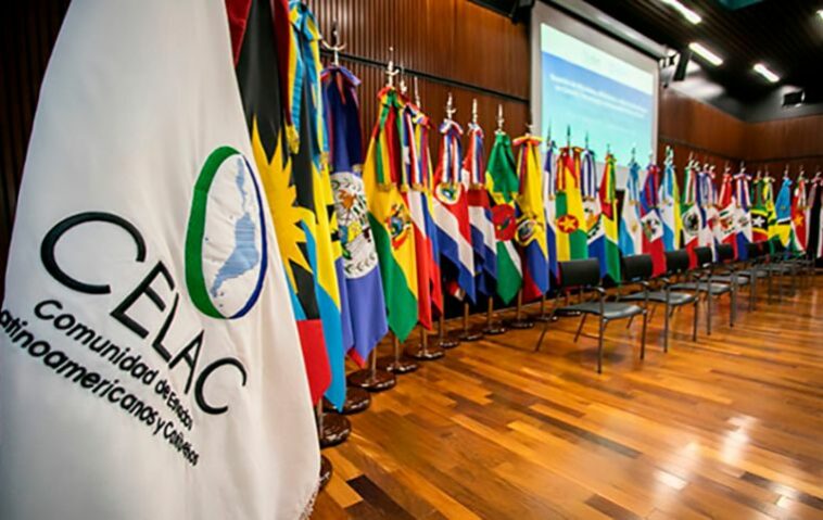La Comisión Económica para América Latina fue establecida por una resolución del Consejo Económico y Social de la ONU el 25 de febrero de 1948 y comenzó a funcionar en Santiago ese mismo año.