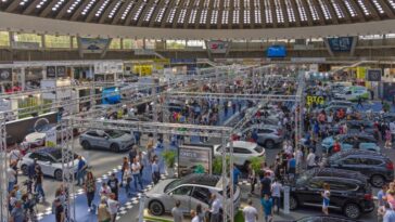 La autoridad fiscal cierra puestos en la exposición de automóviles de Belgrado