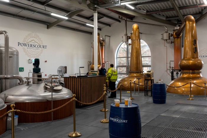 Vista de los tres alambiques en el área de la destilería de whisky en la Destilería Powerscourt