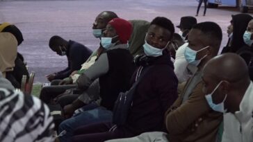 Migrantes subsaharianos huyen de Túnez tras ola de ataques racistas