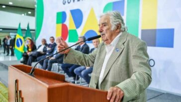 “No se trata de ser de derecha o de izquierda, se trata de no ser tontos”, dijo Mujica a los asistentes a una conferencia en Brasilia