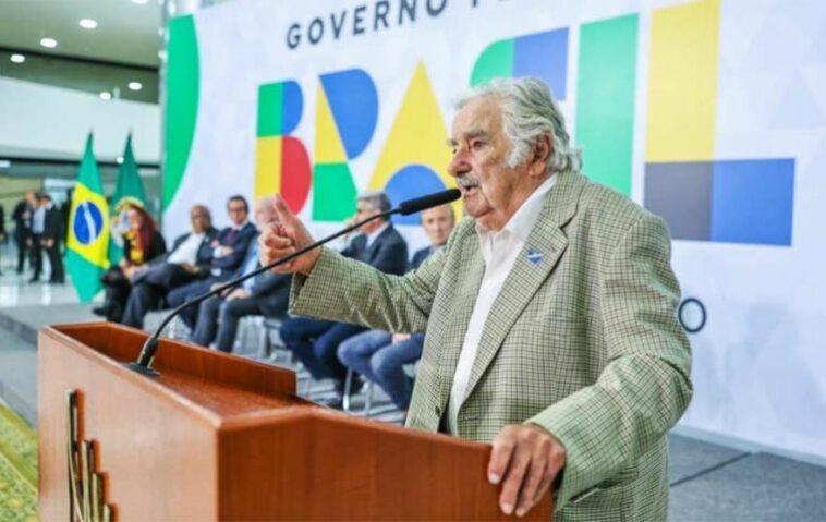 “No se trata de ser de derecha o de izquierda, se trata de no ser tontos”, dijo Mujica a los asistentes a una conferencia en Brasilia