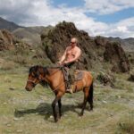 Vladimir Putin en topless montando a caballo