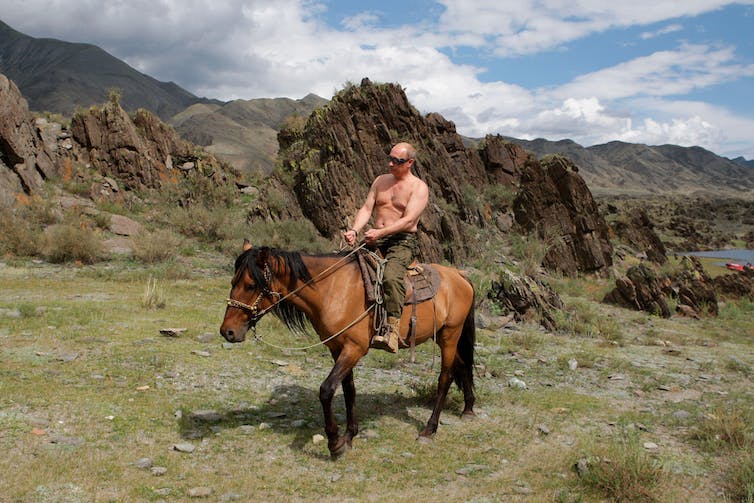 Vladimir Putin en topless montando a caballo