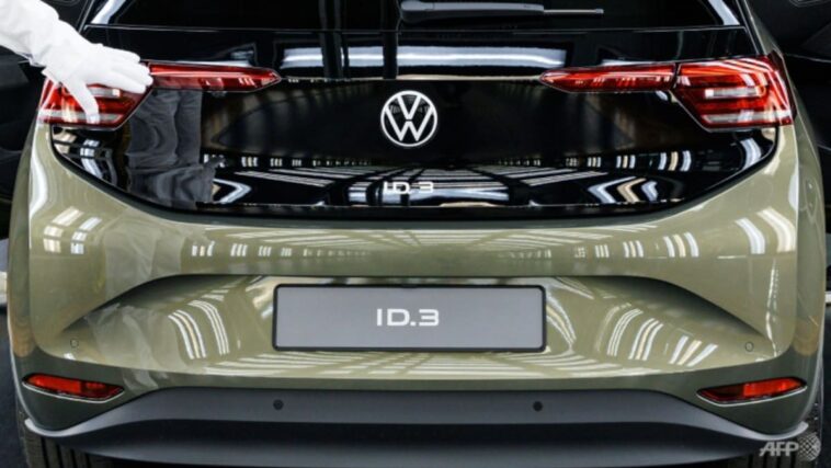 VW se une a la guerra de precios de los autos eléctricos a medida que se intensifica la rivalidad mundial