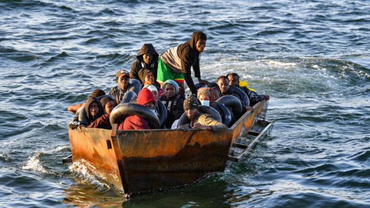 Varios muertos y decenas de desaparecidos tras naufragio de barco de migrantes frente a Túnez